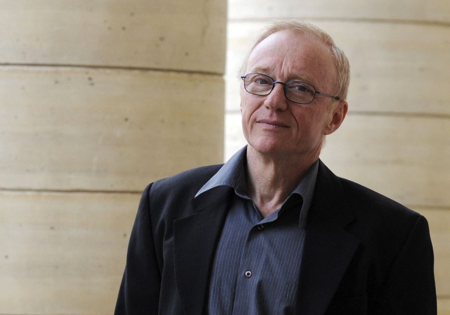 Israeli author David Grossman poses for photographers after he received the Medicis Foreign book award for his novel "Une femme fuyant l'annonce"