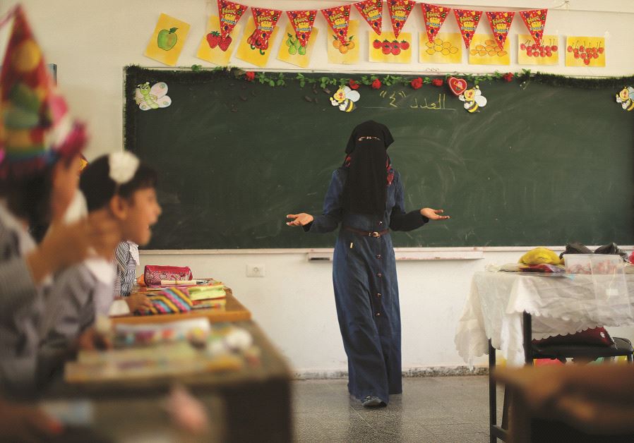 Professeur des écoles voilée, dans une école de l’UNRWA