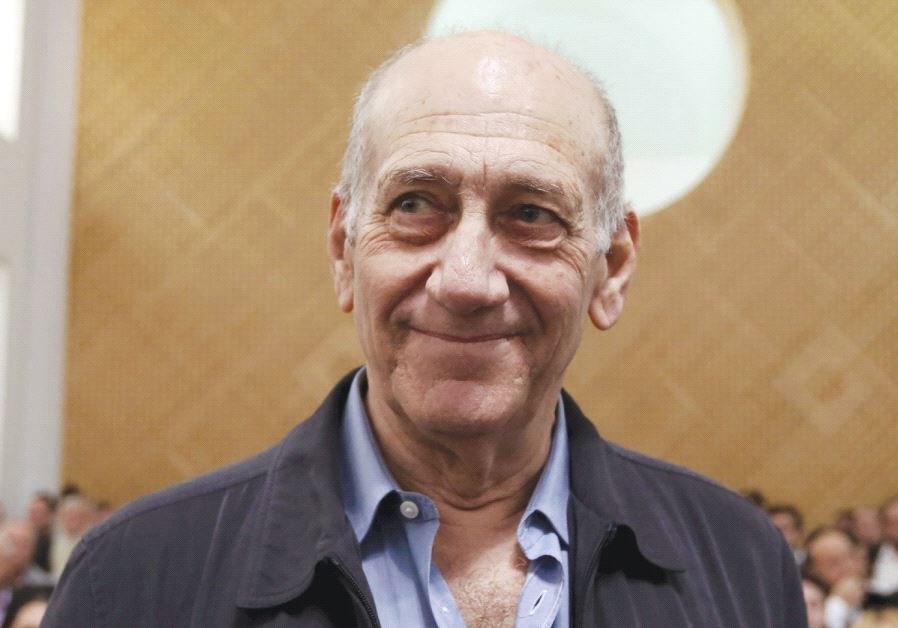FORMER PRIME MINISTER Ehud Olmert waits for the judges at the Supreme Court in 2015