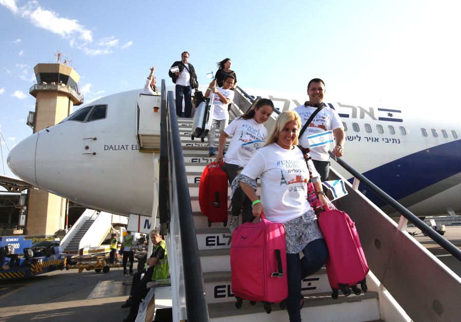 French olim arrive at Ben-Gurion Airport, July 10, 2017