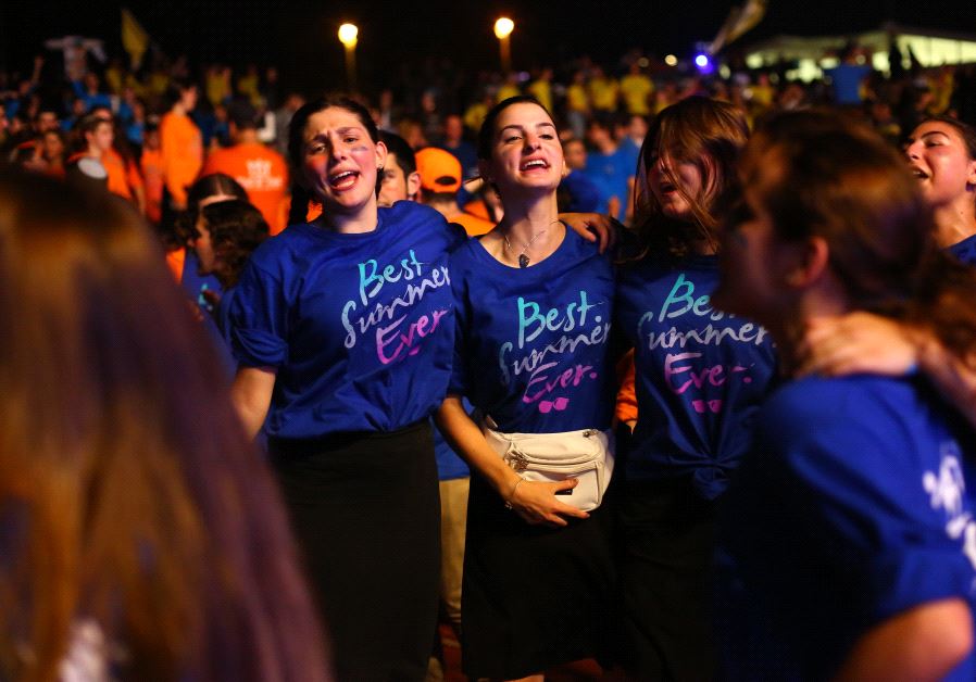 Campers at the Yom NCSY concert